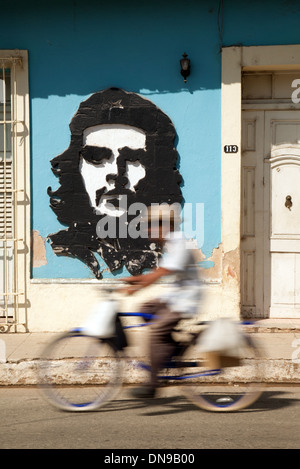 Trinidad Cuba Caraïbes, l'homme sur un vélo passe la peinture murale de Che Guevara, Trinidad, Cuba, Caraïbes Banque D'Images