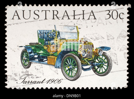 Timbres en Australie montre la voiture de Tarrant (1906), l'Australie et une série de faits divers, circa 1984 Banque D'Images