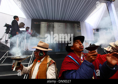 La Paz, Bolivie. 18Th Oct, 2013. Les chamans Aymara les cérémonies de bénir et célébrer le lancement de son premier satellite de communications de la Bolivie lors d'un événement sur la Plaza Murillo. Le lancement est transmise en direct de la station spatiale en Chine XiChang sur l'écran géant en arrière-plan. Le satellite Tupac Katari (nommé d'après un héros qui conduit un soulèvement contre l'espagnol) a été construit à un coût d'environ $300millions de dollars. Credit : James Brunker / Alamy Live News Banque D'Images