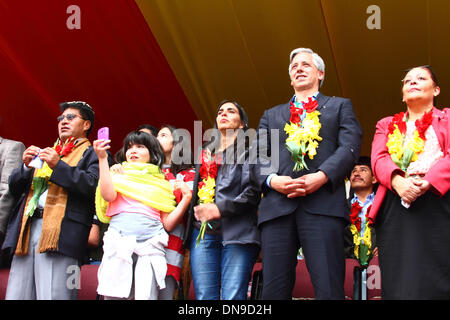 La Paz, Bolivie. 18Th Oct, 2013. Préfet du département de La Paz Cesar Cocarico (à gauche), président du Sénat Gabriela Montaño (au centre), vice-président bolivien Alvaro Garcia Linera (à droite du centre) et président de chambre des députés Betty Tejada (extrême droite) regarder le lancement de son premier satellite de communications de la Bolivie car elle est transmise en direct de la station spatiale XiChang en Chine. Tupac Katari Le satellite a été construit à un coût d'environ 300millions de dollars. Credit : James Brunker / Alamy Live News Banque D'Images