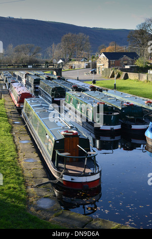 Pour l'hiver la Narrowboats Trevor au bassin du canal sur le canal de Llangollen Wales UK Banque D'Images