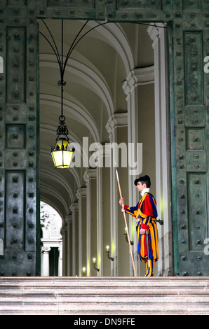 Garde Suisse pontificale avec pike - Cité du Vatican - Rome Italie Banque D'Images