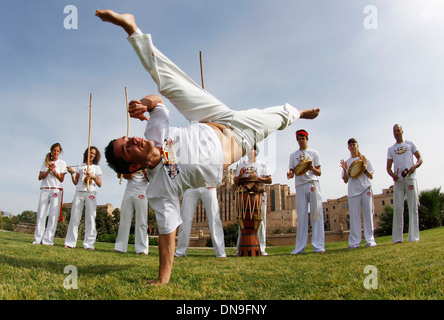 Les personnes effectuant la capoeira dans un parc sur l'île espagnole de Majorque, Espagne. Banque D'Images