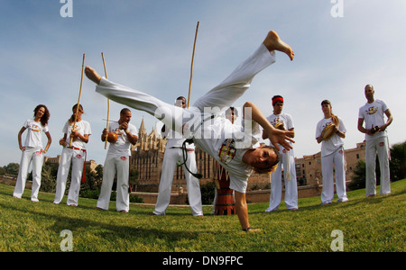 Les personnes effectuant la capoeira dans un parc sur l'île espagnole de Majorque, Espagne. Banque D'Images