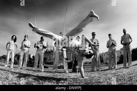 Les personnes effectuant la capoeira dans un parc sur l'île espagnole de Majorque, Espagne. Banque D'Images