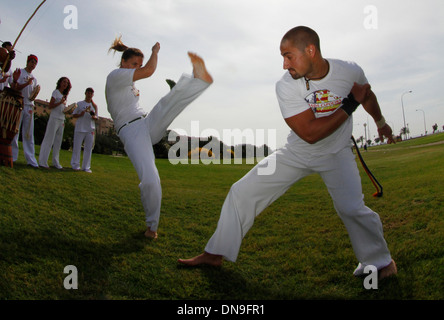 Les personnes effectuant la capoeira dans un parc sur l'île espagnole de Majorque, Espagne. Banque D'Images