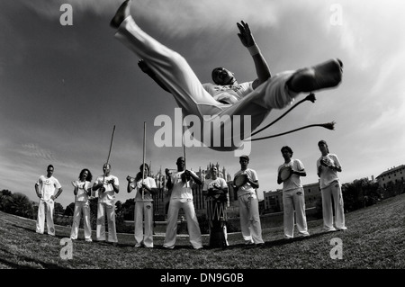 Les personnes effectuant la capoeira dans un parc sur l'île espagnole de Majorque, Espagne. Banque D'Images