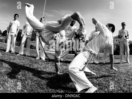 Les personnes effectuant la capoeira dans un parc sur l'île espagnole de Majorque, Espagne. Banque D'Images