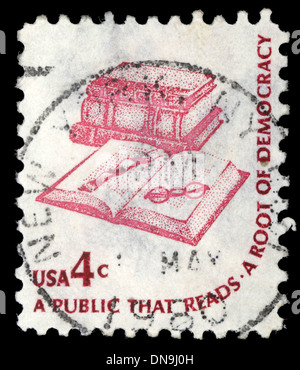 UNITED STATES - circa 1975 : timbres en United States (USA), montre un livre, signets et verres Banque D'Images