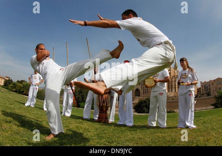 Les personnes effectuant la capoeira dans un parc sur l'île espagnole de Majorque, Espagne. Banque D'Images