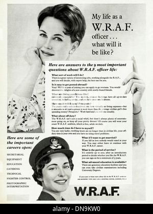 Années 1950, la publicité. Vintage original women's magazine de mode publicité pour l'emploi dans l'W.R.A.F. Banque D'Images