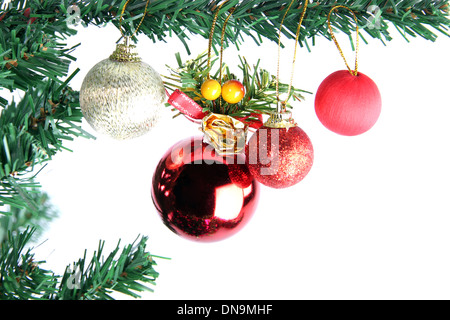 Boules rouges accroché sur arbre de Noël. Banque D'Images