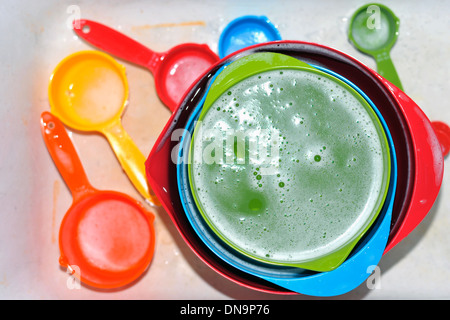 Des images d'outils de cuisine de couleur vive d'être lavés. Banque D'Images