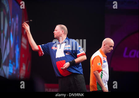 Londres, Royaume-Uni. 18Th Oct, 2013. Raymond van Barneveld [Pays-Bas] en action contre Jamie Caven [Angleterre] au cours de la Ladbrokes World Darts Championnats d'Alexandra Palace. Credit : Action Plus Sport/Alamy Live News Banque D'Images