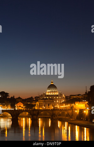 Vue de la Basilique St Pierre et le Vatican du Ponte Umberto I, au crépuscule, Rome, Latium, Italie Banque D'Images