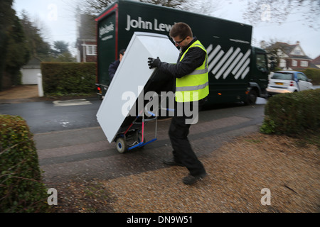 John Lewis Offrir un congélateur à l'aide d'hommes de diable de déplacer de lourdes congélateur Angleterre Banque D'Images