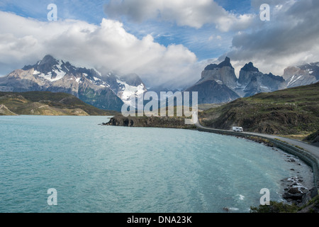Voie d'eau et les chaînes de montagnes dans le Parc National Torres del Paine au Chili Banque D'Images