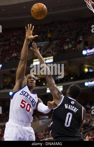 Philadelphie, Pennsylvanie, USA. 18Th Oct, 2013. Philadelphia 76ers avant Lavoy Allen (50) coups au-dessus de Brooklyn center Andray Blatche filets (0) au cours de la NBA match entre les Brooklyn nets et les Philadelphia 76ers au Wells Fargo Center de Philadelphie, Pennsylvanie. Christopher (Szagola/Cal Sport Media) Credit : csm/Alamy Live News Banque D'Images