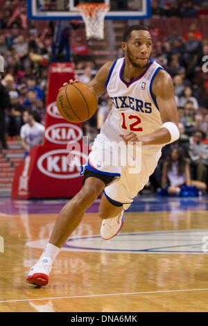 Philadelphie, Pennsylvanie, USA. 18Th Oct, 2013. Philadelphia 76ers petit ailier Evan Turner (12) en action au cours de la NBA match entre les Brooklyn nets et les Philadelphia 76ers au Wells Fargo Center de Philadelphie, Pennsylvanie. Christopher (Szagola/Cal Sport Media) Credit : csm/Alamy Live News Banque D'Images