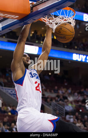 Philadelphie, Pennsylvanie, USA. 18Th Oct, 2013. Philadelphia 76ers avant Brandon Davies (20) dunks la balle pendant le jeu NBA entre les Brooklyn nets et les Philadelphia 76ers au Wells Fargo Center de Philadelphie, Pennsylvanie. Christopher (Szagola/Cal Sport Media) Credit : csm/Alamy Live News Banque D'Images