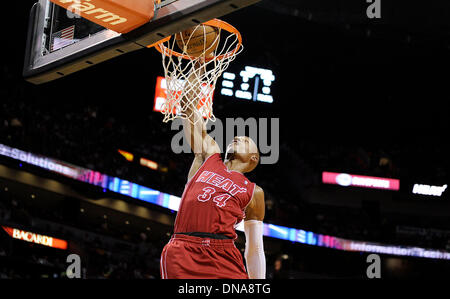 Miami, FL, USA. 18Th Oct, 2013. Floride, USA - Etats-Unis - fl-chaleur-rois20h -- Miami Heat guard Ray Allen obtient un dunk rare au cours de la première moitié contre les Sacramento Kings, vendredi, Décembre 20, 2013, au AmericanAirlines Arena. Michael Laughlin, South Florida Sun Sentinel/ZUMAPRESS.com/Alamy Crédit : Sun-Sentinel Live News Banque D'Images