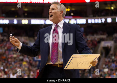 20 décembre 2013 : Philadelphia 76ers entraîneur en chef Brett Brown réagit au cours de la NBA match entre les Brooklyn nets et les Philadelphia 76ers au Wells Fargo Center de Philadelphie, Pennsylvanie. Les 76ers a gagné 121-120 en prolongation. Christopher (Szagola/Cal Sport Media) Banque D'Images