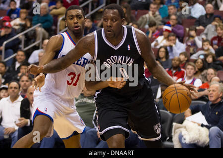 20 décembre 2013 : Filets de Brooklyn center Andray Blatche (0) en action contre les Philadelphia 76ers petit ailier Hollis Thompson (31) au cours de la NBA match entre les Brooklyn nets et les Philadelphia 76ers au Wells Fargo Center de Philadelphie, Pennsylvanie. Les 76ers a gagné 121-120 en prolongation. Christopher (Szagola/Cal Sport Media) Banque D'Images