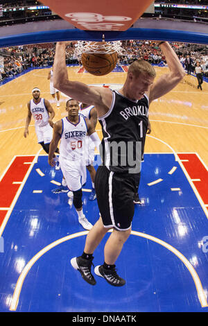 20 décembre 2013 : Brooklyn Nets avant Mason Plumlee (1) dunks la balle pendant le jeu NBA entre les Brooklyn nets et les Philadelphia 76ers au Wells Fargo Center de Philadelphie, Pennsylvanie. Les 76ers a gagné 121-120 en prolongation. Christopher (Szagola/Cal Sport Media) Banque D'Images