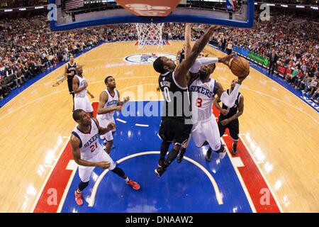 20 décembre 2013 : Philadelphia 76ers shooting guard Tony Wroten (8) monte pour la tourné comme des filets de Brooklyn center Andray Blatche (0) gardiens du panier pendant le jeu NBA entre les Brooklyn nets et les Philadelphia 76ers au Wells Fargo Center de Philadelphie, Pennsylvanie. Les 76ers a gagné 121-120 en prolongation. Christopher (Szagola/Cal Sport Media) Banque D'Images