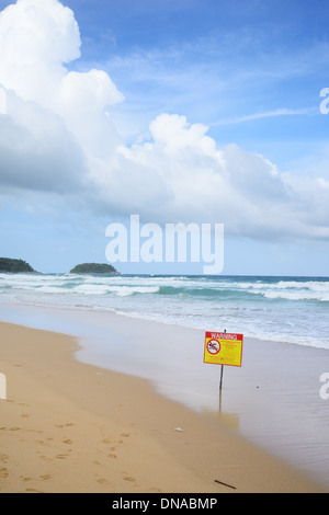 Pas de piscine, plage d'avertissement dans la région de Karon, Phuket Banque D'Images