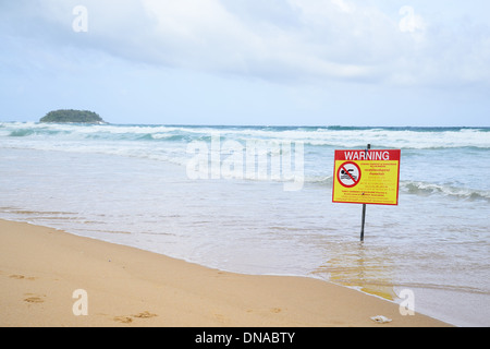 Pas de piscine, plage d'avertissement dans la région de Karon, Phuket Banque D'Images