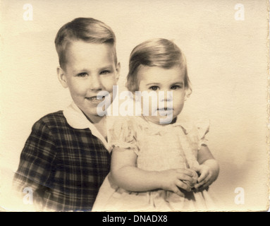 Jeune garçon et fille, Portrait, vers le début des années 1960 Banque D'Images