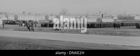 La DEUXIÈME GUERRE MONDIALE, les soldats marchant, HQ 2e Bataillon d'infanterie, 389E, base militaire de l'armée américaine, Indiana, USA, 1942 Banque D'Images