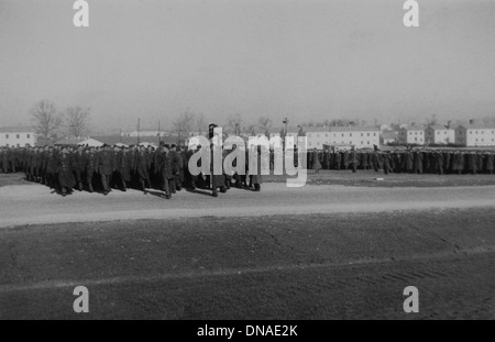 La DEUXIÈME GUERRE MONDIALE, les soldats marchant, HQ 2e Bataillon d'infanterie, 389E, base militaire de l'armée américaine, Indiana, USA, 1942 Banque D'Images