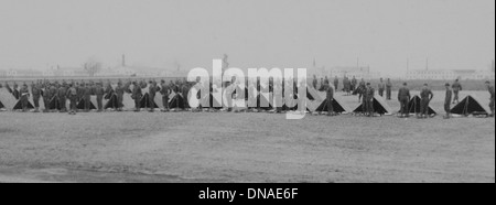 Soldats en ligne près de tentes pendant l'Inspection, LA DEUXIÈME GUERRE MONDIALE, L'AC 2e Bataillon d'infanterie, 389E, base militaire de l'armée américaine, Indiana, USA, 1942 Banque D'Images