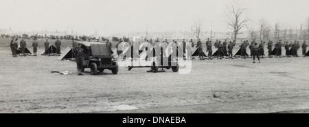 Soldats en ligne près de tentes pendant l'Inspection, LA DEUXIÈME GUERRE MONDIALE, L'AC 2e Bataillon d'infanterie, 389E, base militaire de l'armée américaine, Indiana, USA, 1942 Banque D'Images