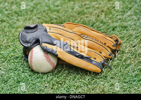 Balle de baseball gant et sur l'herbe Banque D'Images