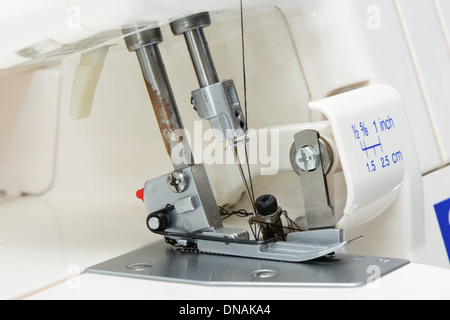 Close up aiguille de machine surjeteuse Banque D'Images