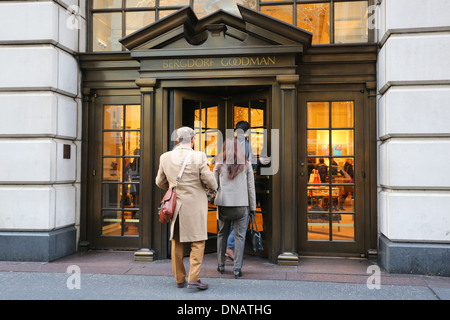 Bergdorf Goodman, 754 5th Avenue, New York, NY. personnes entrant dans un magasin. Banque D'Images