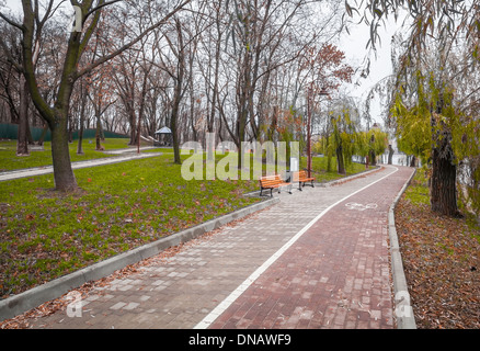 Matin de novembre dans un parc à Donetsk, Ukraine Banque D'Images