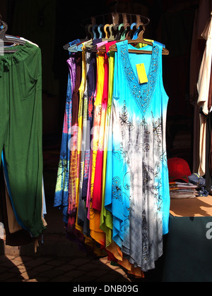 Vêtements pour femmes pas cher à un marché de rue,à Marrakech Banque D'Images