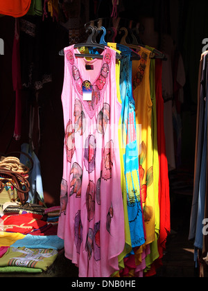 Vêtements pour femmes pas cher à un marché de rue,à Marrakech Banque D'Images