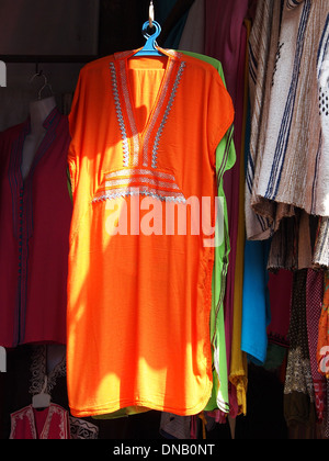 Cheap women's et mens clothes à un marché de rue,à Marrakech Banque D'Images