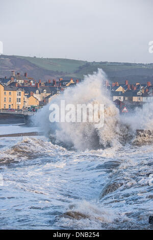 Aberystwyth, Pays de Galles, Royaume-Uni. 21e Mars 2014. La haute marée de 4,7 m à 9.57am et forts vents d'ouest du sud apportent d'énormes vagues de battre la promenade à Aberystwyth , sur la côte ouest du pays de Galles au Royaume-Uni. Plus de grands vents et de fortes pluies sont prévues au cours des prochaines 24 heures à travers le Royaume-Uni, en particulier dans l'ouest et au nord ouest. Credit : Keith morris/Alamy Live News Banque D'Images