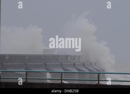 Brighton, West Sussex, UK. 21e Mars 2014. Surf d'ébullition et l'augmentation des coups de vent sur la côte du Sussex à Marina West Arm. Crédit : David Burr/Alamy Live News Banque D'Images