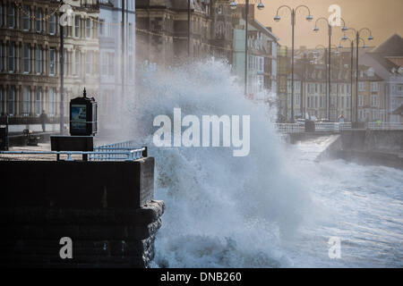 Aberystwyth, Pays de Galles, Royaume-Uni. 21e Mars 2014. La haute marée de 4,7 m à 9.57am et forts vents d'ouest du sud apportent d'énormes vagues de battre la promenade à Aberystwyth , sur la côte ouest du pays de Galles au Royaume-Uni. Plus de grands vents et de fortes pluies sont prévues au cours des prochaines 24 heures à travers le Royaume-Uni, en particulier dans l'ouest et au nord ouest. Credit : Keith morris/Alamy Live News Banque D'Images