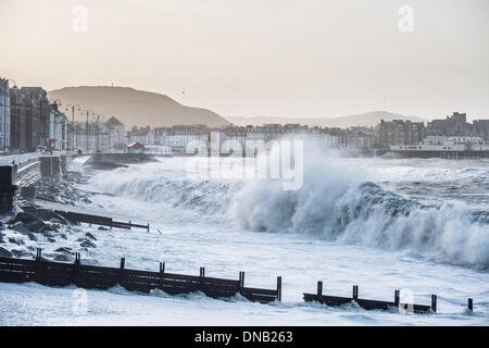 Aberystwyth, Pays de Galles, Royaume-Uni. 21e Mars 2014. La haute marée de 4,7 m à 9.57am et forts vents d'ouest du sud apportent d'énormes vagues de battre la promenade à Aberystwyth , sur la côte ouest du pays de Galles au Royaume-Uni. Plus de grands vents et de fortes pluies sont prévues au cours des prochaines 24 heures à travers le Royaume-Uni, en particulier dans l'ouest et au nord ouest. Credit : Keith morris/Alamy Live News Banque D'Images