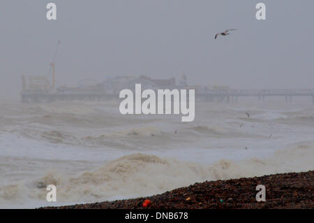 Brighton, Sussex, UK. 21e Mars 2014. La détérioration des conditions sur la côte du Sussex à Brighton où recherche d'une personne soupçonnée d'avoir été lavé dans la mer dans les premières heures du matin a été annulée en raison des conditions. Cette tragédie est encore à confirmer mais allait suivre semaines après un adolescent a été perdu à la mer à Newhaven, juste en haut de la côte, il y a quelques semaines : Crédit David Burr/Alamy Live News Banque D'Images