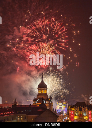 Beau spectacle de feux d'artifice a lieu dans Avram Iancu Square à Cluj Napoca avec l'occasion de la Journée nationale de la Roumanie Banque D'Images