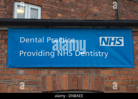 Pour l'enseigne un dentiste offrant du NHS, Teddington, Middlesex, Angleterre Banque D'Images